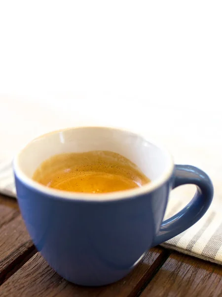 Taza Café Sobre Mesa Madera Fondo Blanco Para Espacio Copia — Foto de Stock