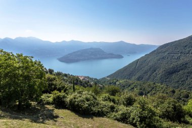 Iseo Gölü 'ndeki Monte Isola' nın havadan görüntüsü. İnanılmaz İtalyan manzarası. Parzanica (BG), İtalya - 9 Temmuz 2020.