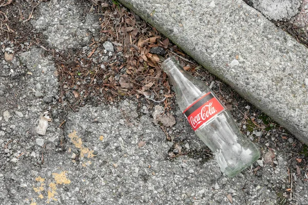 Yerde Boş Coca Cola Şişesi Var Bergamo Talya Şubat 2020 — Stok fotoğraf