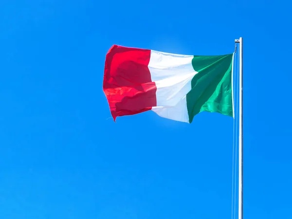 Vor Blauem Himmel Weht Die Italienische Flagge Trikolore Flagge Kopierraum — Stockfoto