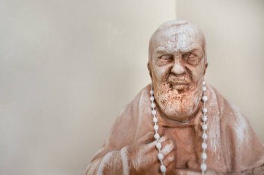 Aziz Peder Pio 'nun heykeli. Kopyalama alanı olan sığ DOF. Kavram ve olaylar için ideal.