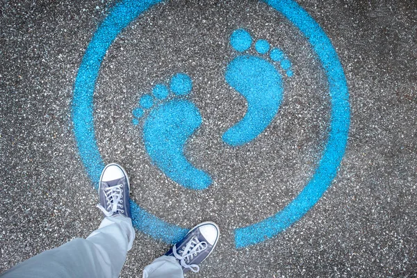 Человек Стоящий Синей Точке Надпись Тротуаре Напоминающая Пользователям Сохранять Физическое — стоковое фото