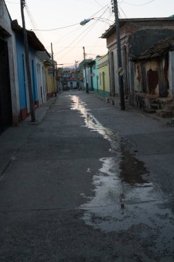 Trinidad 'da yolun ortasında su var.