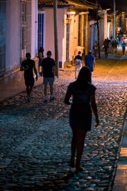 Küba 'nın sömürge şehrinde taş yol