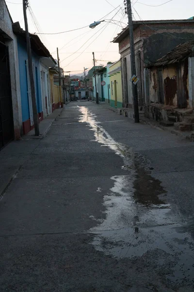 Trinidad 'da yolun ortasında su var.