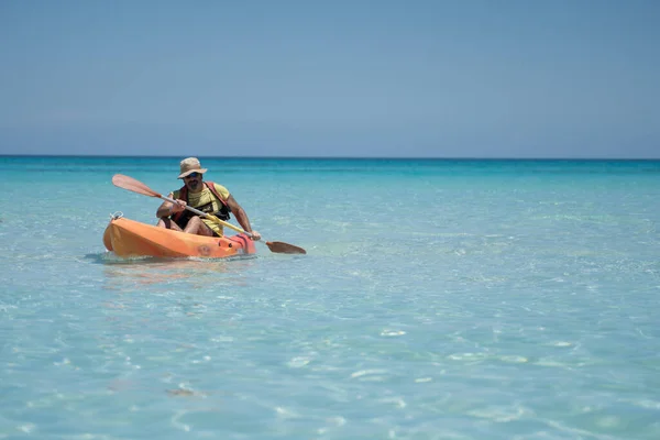Küba plajında rahatla kano
