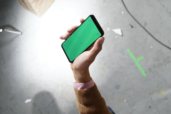Fechar Mão Segurando Telefone Celular Com Greenscreen Para Ser Mocap — Fotografia de Stock