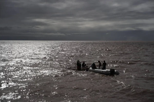 Nehirdeki film ekibi.