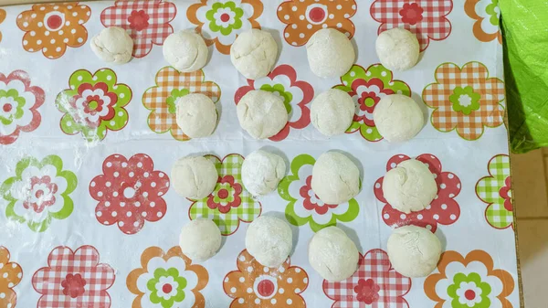 Evde yavaş yemek: Mutfak masasında çiğ ekmek topları