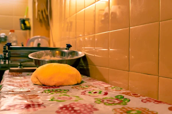 Büyükanne mutfağında çiğ hamur işi.