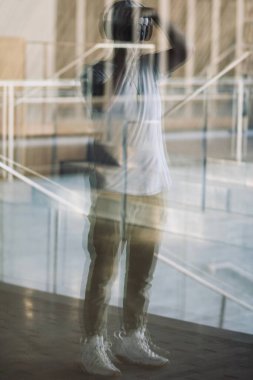 Calgary Alberta Kanada 'da giyinmiş, camdaki yansımanın fotoğrafını çeken kişi..