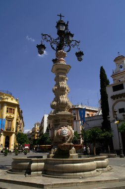 Seville (İspanya). Çeşme ve sokak lâmbası direği Virgen de los Reyes Meydanı Sevilla şehir tarihi merkezinin
