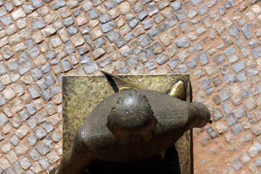 Silves (Algarve) Portekiz. Sancho heykel en iyi ben Portekiz girişinde Castle of Silves