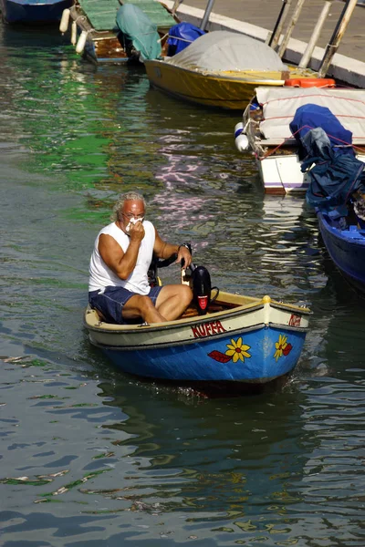 Burano Italien Båten Seglar Genom Kanal Den Burano — Stockfoto