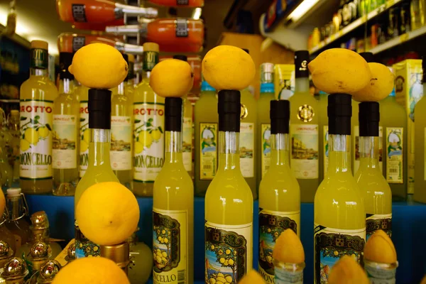 Benátky Itálie Typické Láhve Likéru Limoncello Zařízení Městě Benátky — Stock fotografie