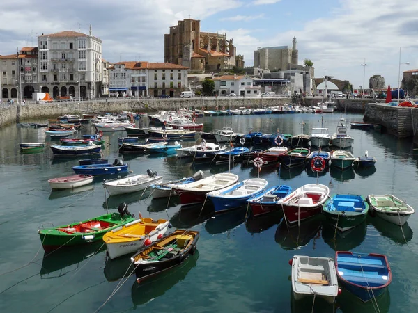 Canan Urdiales (Cantabria) İspanya. Castro Urdiales köyü limanda balıkçı tekneleri