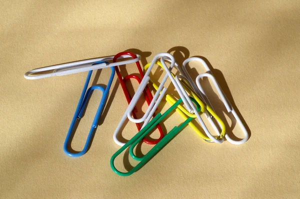 Paperclips Lichte Achtergrond — Stockfoto