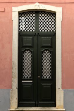 Faro (Algarve) Portekiz. Faro Portekizce Algarve'deki/daki oteller şehrin tarihi merkezinde bir eve tipik giriş kapısı