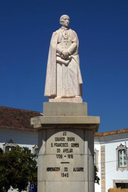 Faro (Algarve) Portekiz. Bishop Francisco Gomes heykeli yapmak Avelar kentin bir Faro