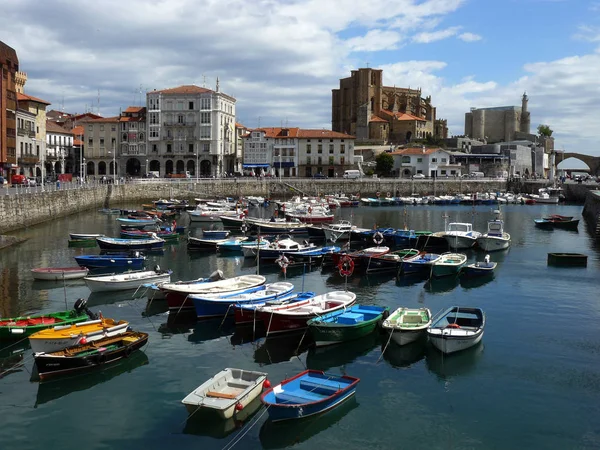 Canan Urdiales (Cantabria) İspanya. Castro Urdiales köyü limanda balıkçı tekneleri