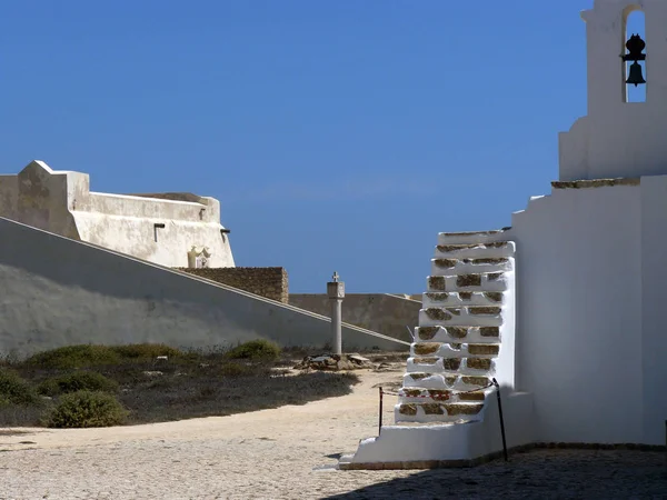 萨格雷斯 葡萄牙 葡萄牙阿尔加维的福塔莱萨 德萨格雷斯内的防御堡垒和圣母教堂 — 图库照片