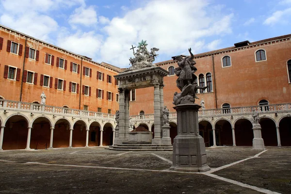 Venecia Italia Claustro Basílica Santa Maria Gloriosa Dei Frari Ciudad —  Fotos de Stock