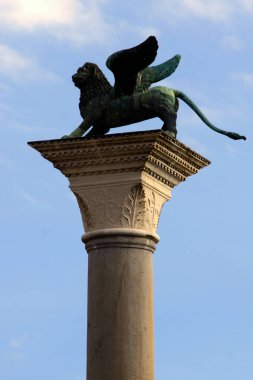 Venedik (İtalya). Saint Mark's Meydanı'nda kanatlı aslan (Venedik'in sembolü)
