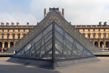 Paris (Fransa). Paris 'teki Louvre Müzesi Piramidi.
