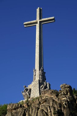 San Lorenzo del Escorial (Madrid). Madrid topluluğu Fallen Vadisi üzerinde başkanlık çapraz.