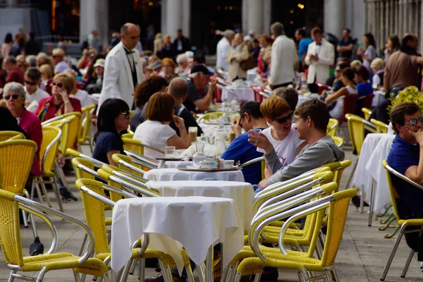 베니스 이탈리아 입니다 베니스의 세인트 광장의 카페에서 관광객 — 스톡 사진