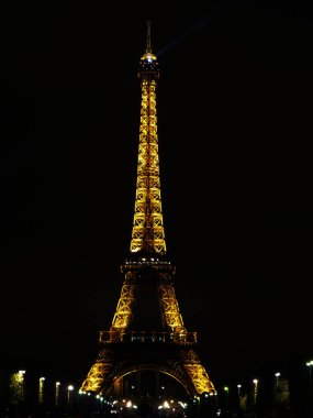 Paris (Fransa). Eyfel Kulesi geceleri ışıklı