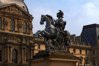 Paris (Fransa). Atlı heykeli, Kral Louis XIV Louvre Müzesi avlusunda. Gian Lorenzo Bernini tarafından yürütülen