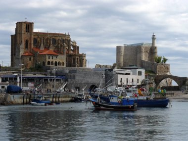 Canan Urdiales (Cantabria). Santa Ana kale ve deniz feneri Castro Urdiales Köyü,