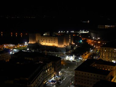 Napoli (İtalya). Castel Nuovo Napoli şehir gece görünümü