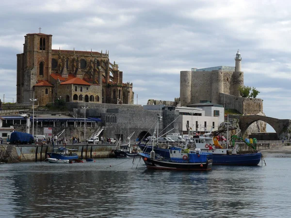Canan Urdiales (Cantabria). Santa Ana kale ve deniz feneri Castro Urdiales Köyü,