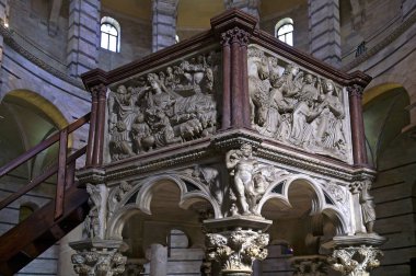 Pisa (İtalya). Pisa Cathedral Square vaftizhane iç Nicola Pisano tarafından minber mimari detay
