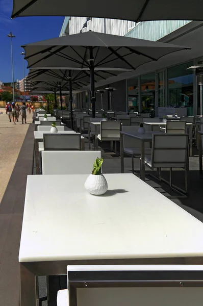 Λισσαβώνα Πορτογαλία Τραπέζια Και Καρέκλες Ένα Εστιατόριο Στην Πόλη Της — Φωτογραφία Αρχείου