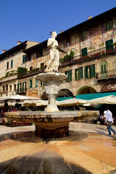 Verona Italia Fuente Piazza Delle Erbe Ciudad Verona —  Fotos de Stock