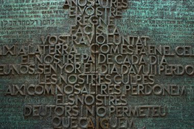 Barcelona (İspanya). Barcelona'da Sagrada Familia ve tutku cephe bronz kapı detay