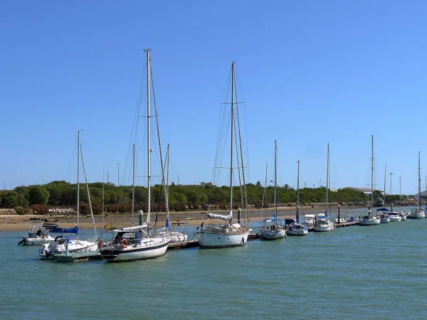 El Puerto de Santa Maria (Cadiz) İspanya. Puerto de Santa Maria sahilinde demirlemiş yelkenli tekneler