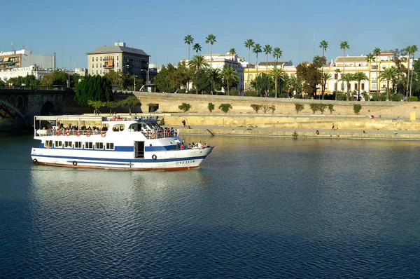 Sevilha Espanha Barco Turístico Navegando Pelo Rio Guadalquivir Enquanto Passa — Fotografia de Stock