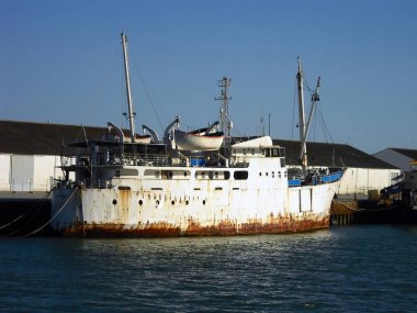 Puerto de Santa Maria (Cadiz) İspanya. Nehirde Guadalete demirleyen gemi