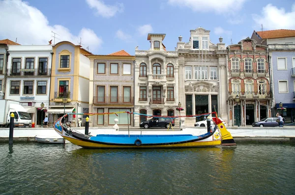 Aveiro (Aveiro bölgesi) Portekiz. Aveiro Humberto Delgado meydanında tipik moliceiro tekne