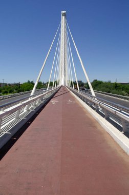 Sevilla (İspanya). Sevilla şehrindeki Alamillo Köprüsü 'ndeki yaya yolunun yakınında.