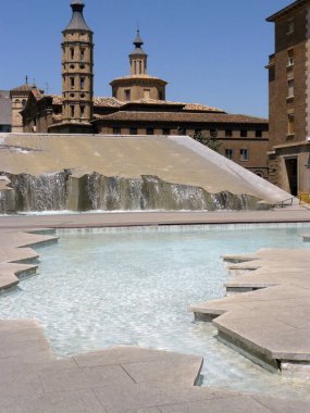 Zaragoza (İspanya). Zaragoza şehrindeki Plaza del Pilar 'daki Hispanidad Çeşmesi