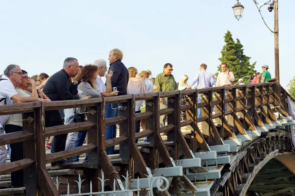 Venedig Italien Touristen Auf Der Accademia Brücke Über Den Canal lizenzfreie Stockfotos