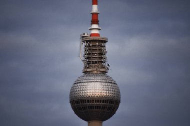 Berlin TV Kulesi koyu renkli