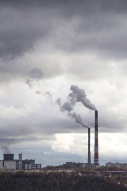 kirliliği ve üretim gösteren bir sanayi bölgesi fuming borular zarar