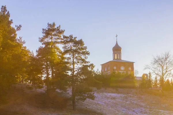 숲 근처 언덕에 정통 교회입니다. 겨울 일몰 풍경 — 스톡 사진