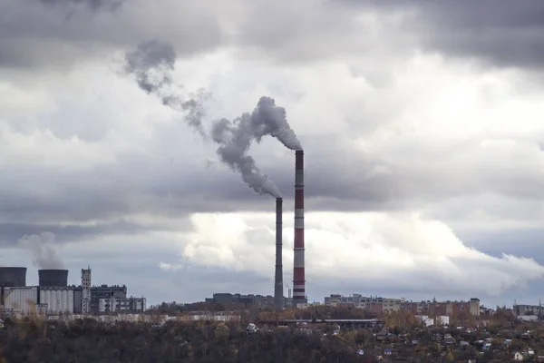 Kentsel peyzaj bulutlu. Citypipes kirliliği ve üretim gösteren bir sanayi bölgesi fuming zarar — Stok fotoğraf